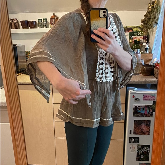 Beige bohemian top with white cream lace - Picture 3 of 9